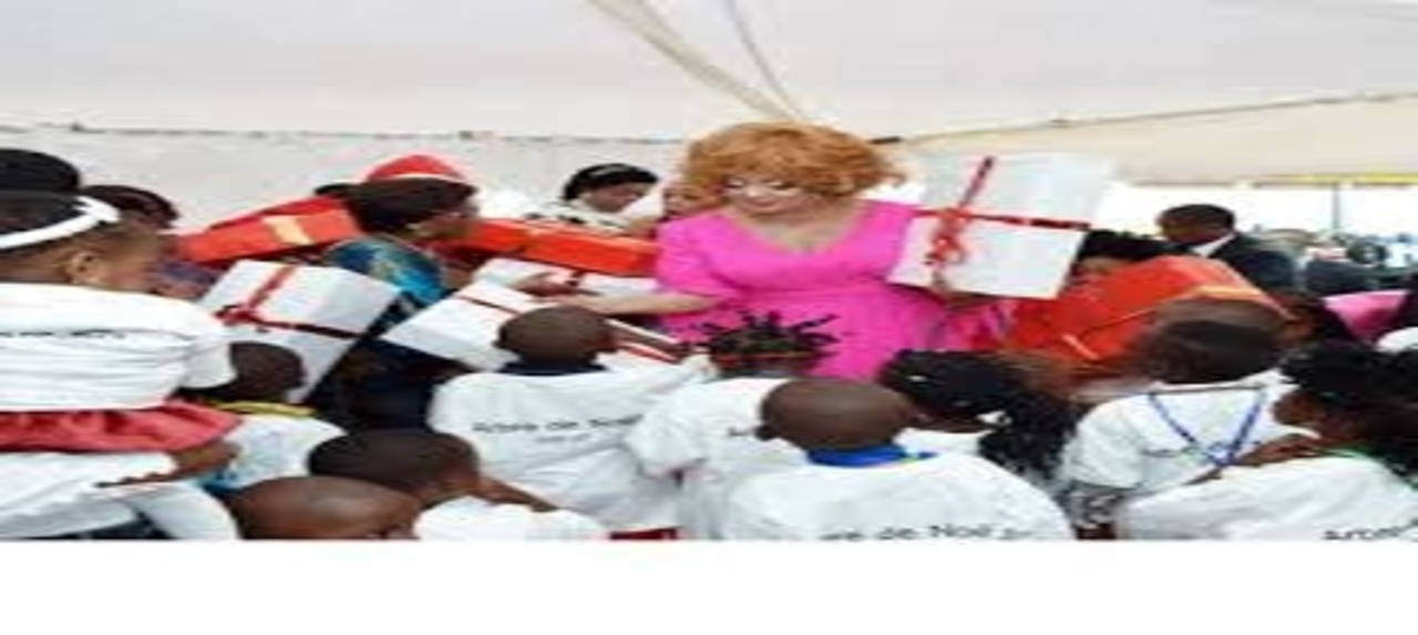 La première dame du Cameroun, madame Chantal Biya s'est rendue au Chracerh pour communier avec les bébés
