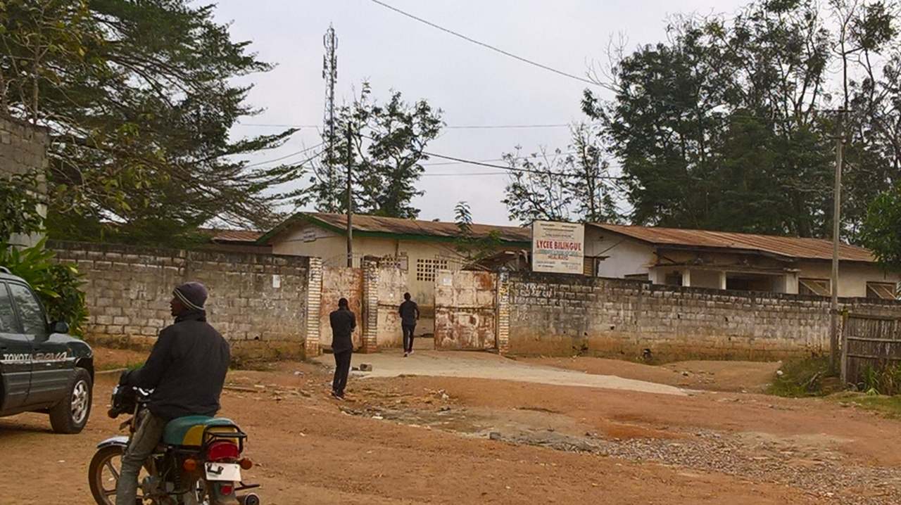 Un élève entrant au lycée bilingue de Mbalmayo à la veille de la Onzaine de la jeunesse