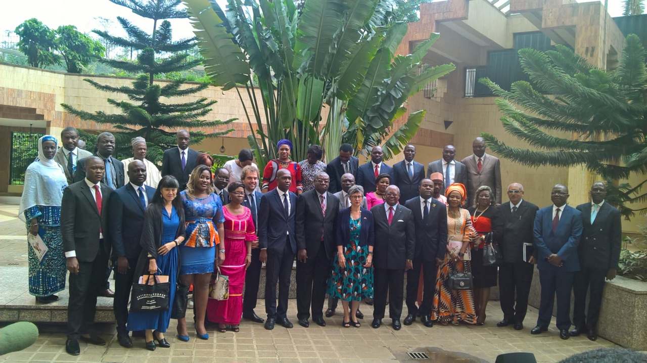 Image photo de famille avec le Minfopra