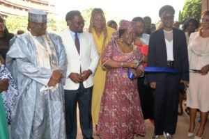 Minette Libom Li Likeng, Ministre des postes et des télécommunications coupe le ruban symbolique marquant l'ouverture du forum