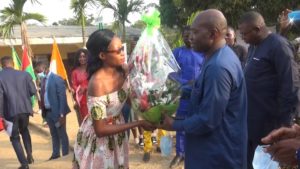 Armand Claude ABANDA, représentant résident de l'IAI Cameroun recevant son bouquet de fleur en guise de bienvenue