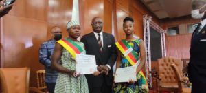 Remise des attestations de participation aux deux plus jeunes députés Jeunes de la 5ème session du Parlement Jeunesse à savoir: Mongue Christelle (littoral) et Meyeng Frédérique (Sud)