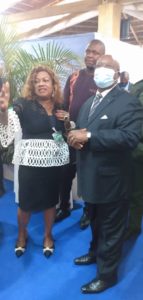 directrice générale de l'API, Marthe Angeline Mindza fait visiter son stand au Ministre Joseph Le.