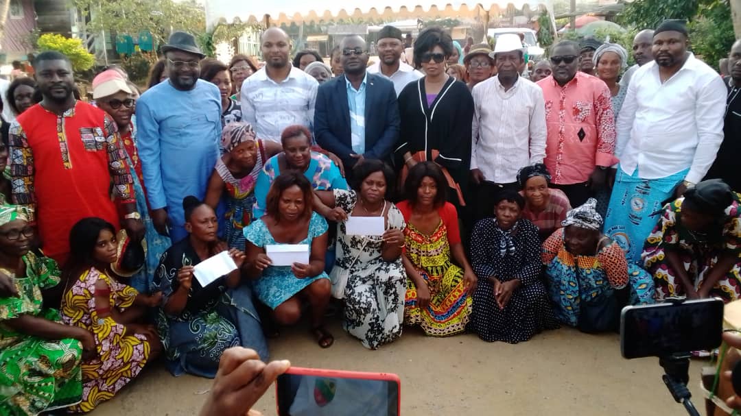 Cameroun- Me Madeleine Solange EKITIKE fait encore parler sa générosité auprès des FEMMES DE Kribi 5