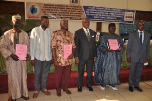 Henri Eyébé Ayissi pose avec les premiers bénéficiaires