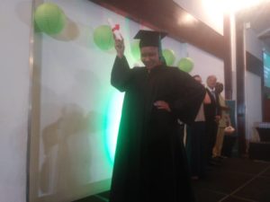 Une lauréate exprime son émotion