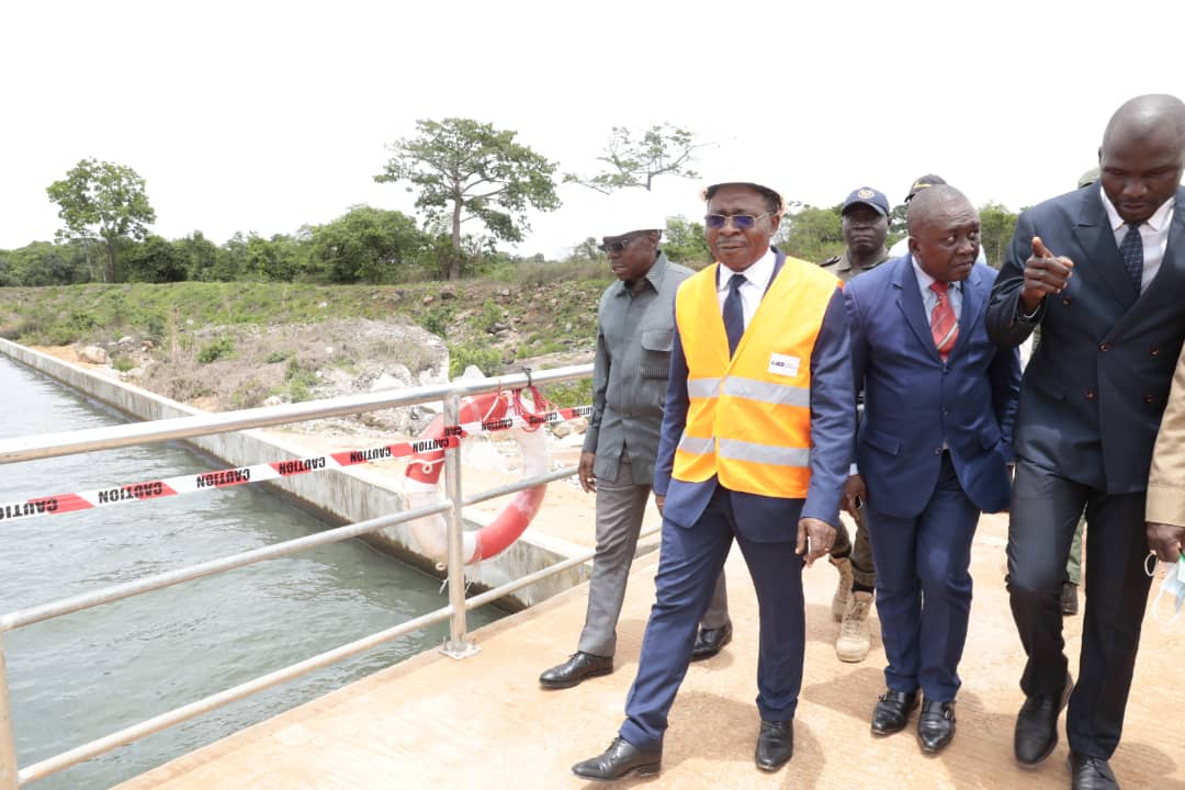 Gaston Eloundou Essomba, ministre de l'Eau et de l'Énergie sur le site