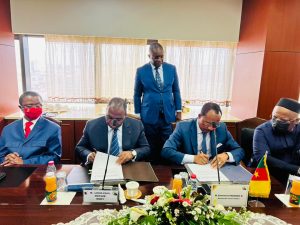 Les ministres camerounais signent les documents
