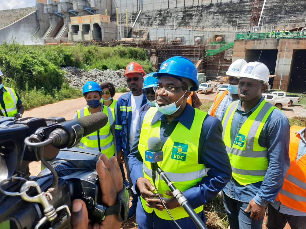 Cameroun- Électricité à Kye-Ossi : Le Dr. THÉODORE NSANGOU délivre la ville du noir 3
