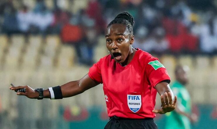 Qatar 2022 : Cette femme sera la première africaine à arbitrer dans un mondial de Football 14