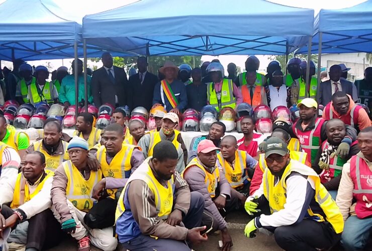Cameroun- la Mairie de Kribi offre 500 casques aux moto-taxis 17