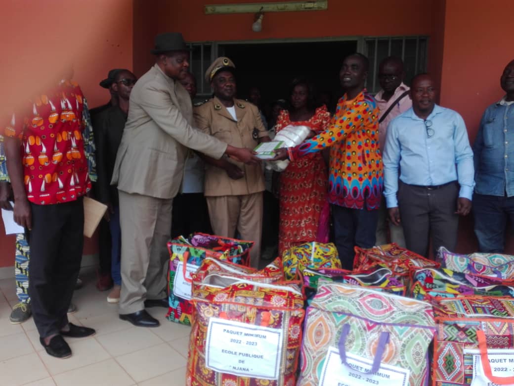Cameroun- Fonctionnement de l'année scolaire 2022-2023: le maire de Biwong-bulu s'assure de la destination véritable du paquet minimum 1