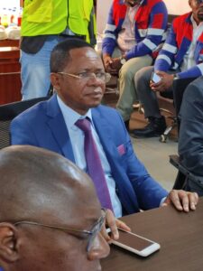 Le DG de la SONATREL Victor MBEMI NYAKNGA évalue les travaux en présence du personnel technique et de l'entreprise en charge des travaux