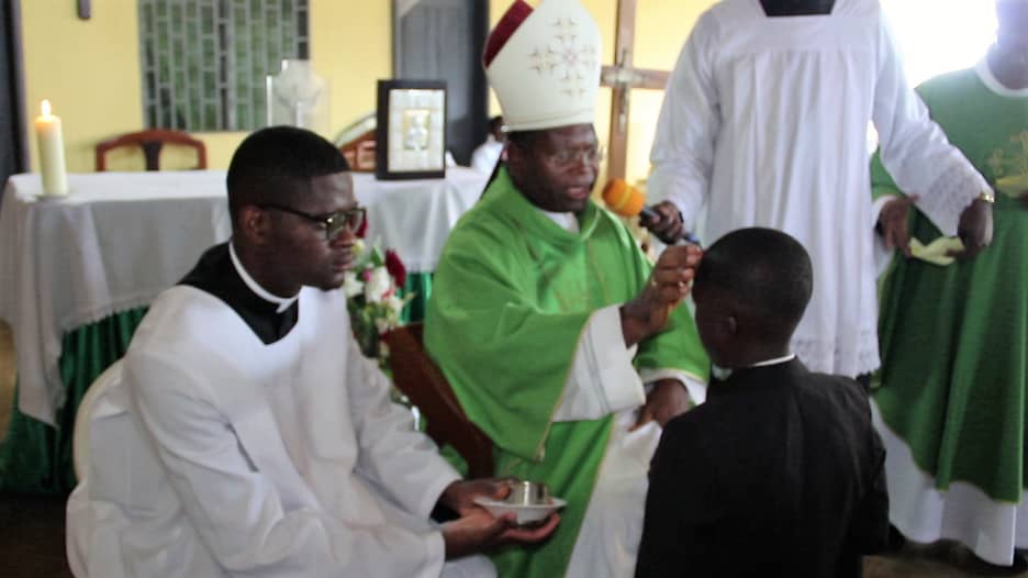 Cameroun- Diocèse d'Ebolowa: L'évêque  porté en triomphe par les fidèles 1