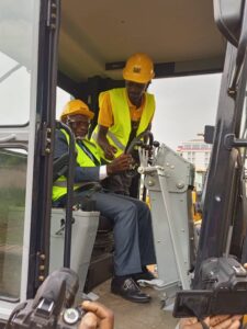 Félix NGUELE NGUELE, le gouverneur de la région du Sud reste les engins acquis par le Conseil régional du SUD