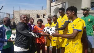 Remise des kits à quelques associations sportives par le président de sous-section RDPC D'OBOBOGO Paul EDANG 