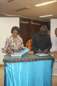 Signature de convention entre Jehu NDOUMI, PDG YUNUS SA. et la présidente de la TUTELLE du MINPOSTEL