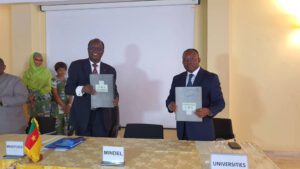 PROF. NGOMO HORACE MANGA,  RECTEUR de l'université de BUÉA et Hélé Pierre présentent les parapheurs signés