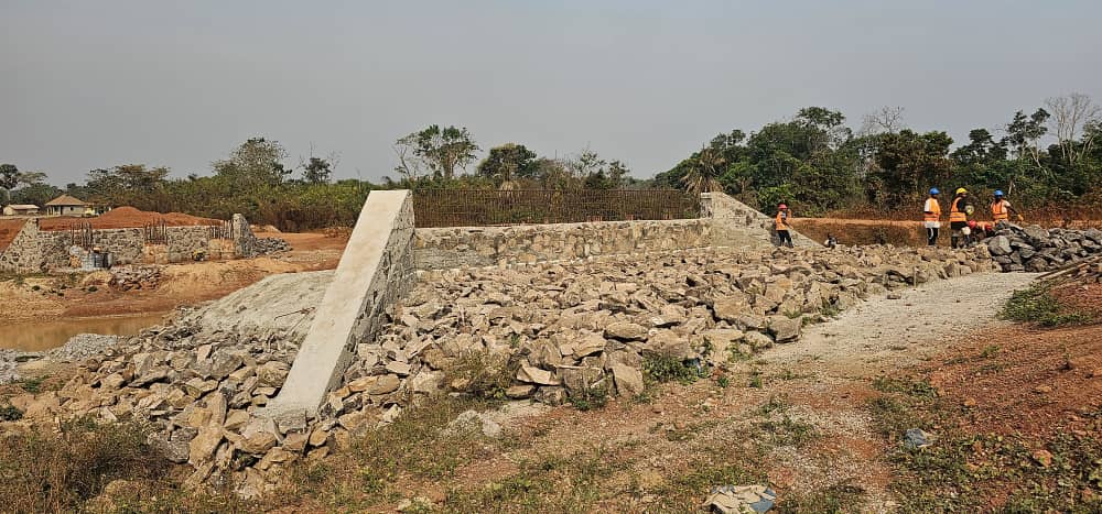 Cameroun – Pont en structure métallique Acrow sur la rivière Mama : Vers la fin de la construction des fondations et appuis  1