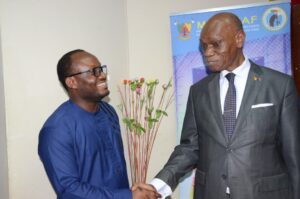 Poignée de main entre le Président du Ghanéen Jospond Dr. Alexander Kumbi - Larbi et le Ministre des Domaines du Cadastre et des Affaires Foncières Henri EYEBE AYISSI 