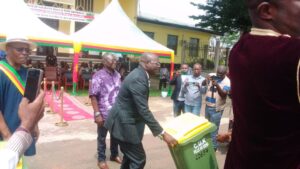 Cameroun-Lutte contre l'insalubrité à Kribi la stratégie d'un bac par ménage et par service public du Maire SABIKANDA 13