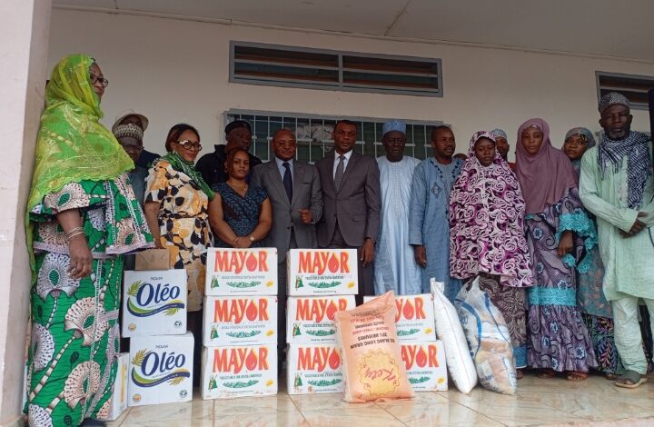 Ramadan 2026 : le député Paul Eric Djomgue offre des packs alimentaires à la communauté musulmane de Yaoundé II 5
