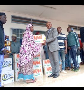 Ramadan 2026 : le député Paul Eric Djomgue offre des packs alimentaires à la communauté musulmane de Yaoundé II 7