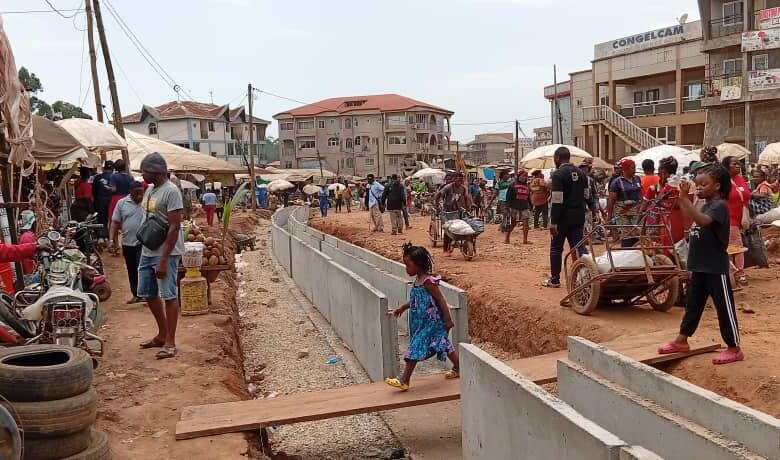 Cameroun - Traversée urbaine de la ville de Bamenda : 14 ouvrages hydrauliques achevés et près de 4 km de caniveaux déjà posés 1