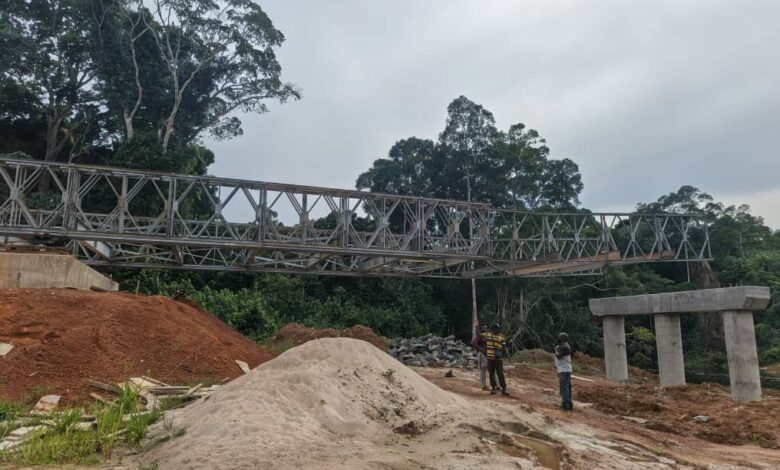 Cameroun - Pont Acrow sur la rivière Mboro : le lançage de la structure métallique est en cours 1