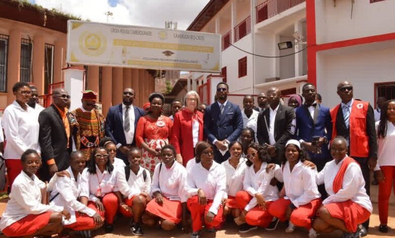 Cameroun - Humanitaire: Kate Forbes visite la Croix-Rouge 1